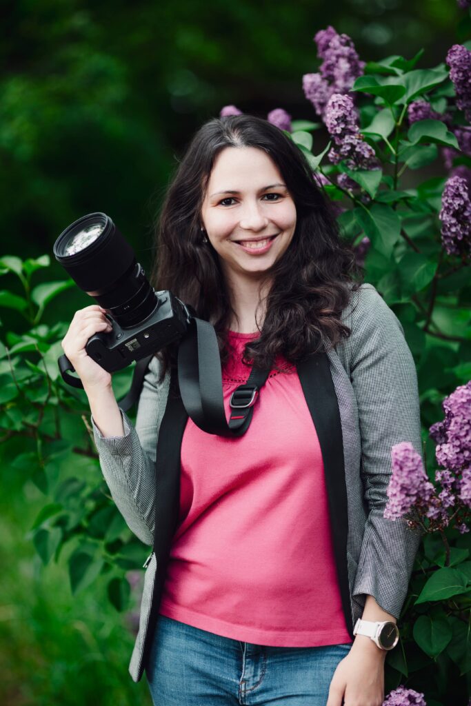 fotografka Nymburk drží fotoaparát Canon R6