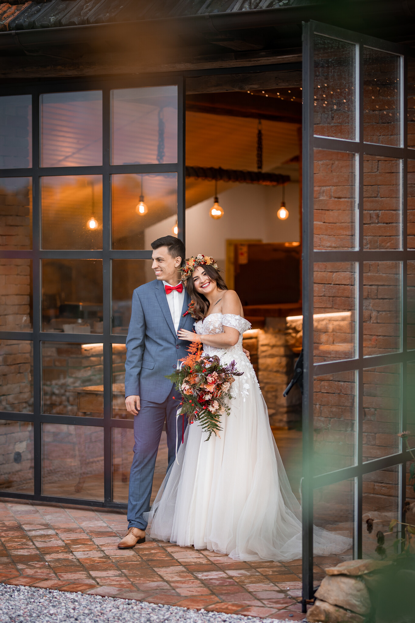 Jemné a přirozené momenty během svatebního dne 🤍