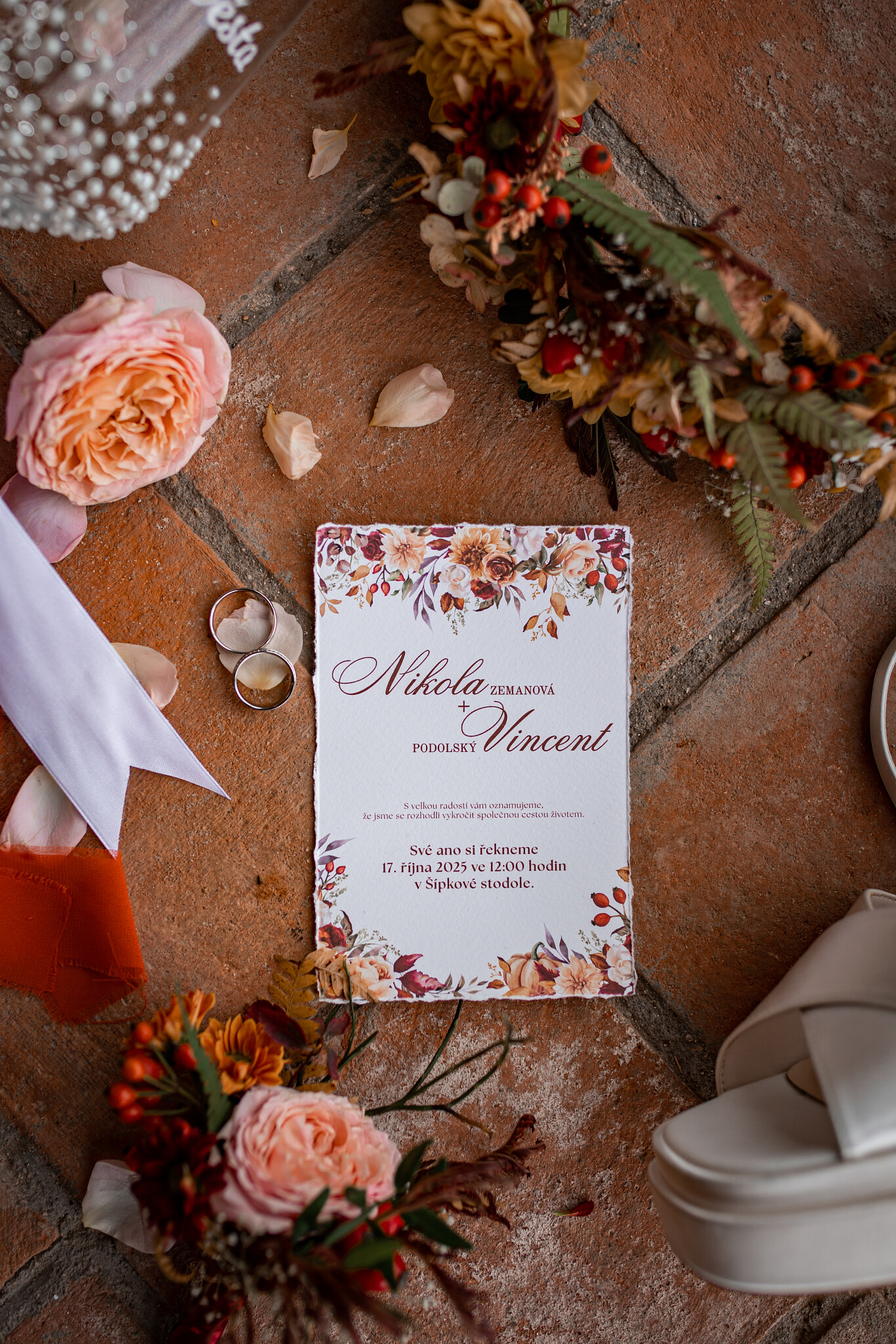 Jemné a přirozené momenty během svatebního dne 🤍