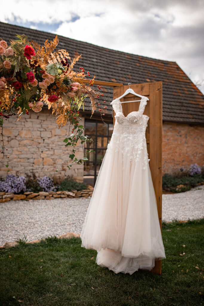 detail svatební kytice a prstýnků svatební fotografka Nikolka M Photo