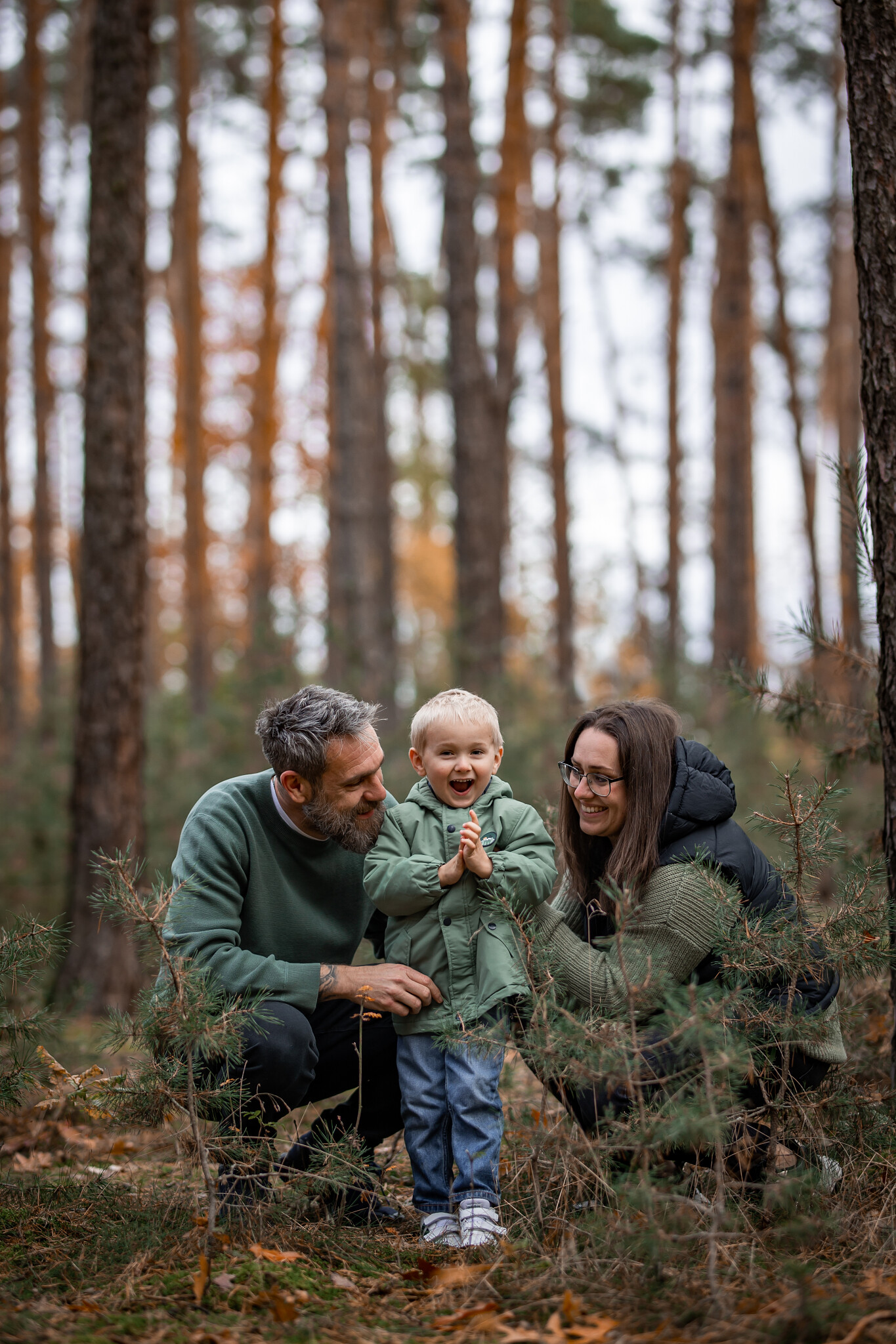 Rodinné focení v přírodě při podzimním světle. Fotím přirozené rodinné fotografie plné radosti, doteků a opravdových emocí. Focení probíhá formou procházky, aby si ho užily i děti a vznikly nenucené snímky.