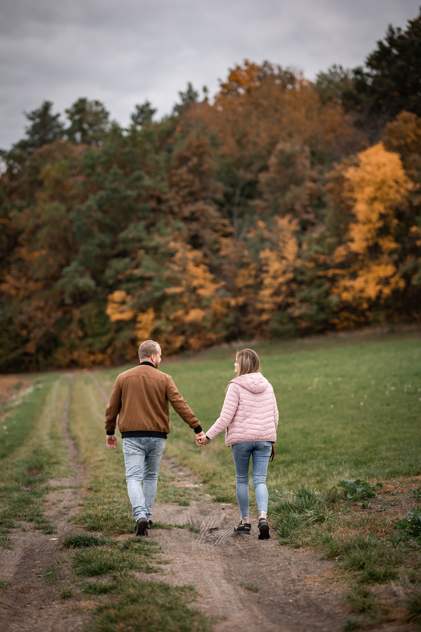 „Romantické partnerské focení při západu slunce“