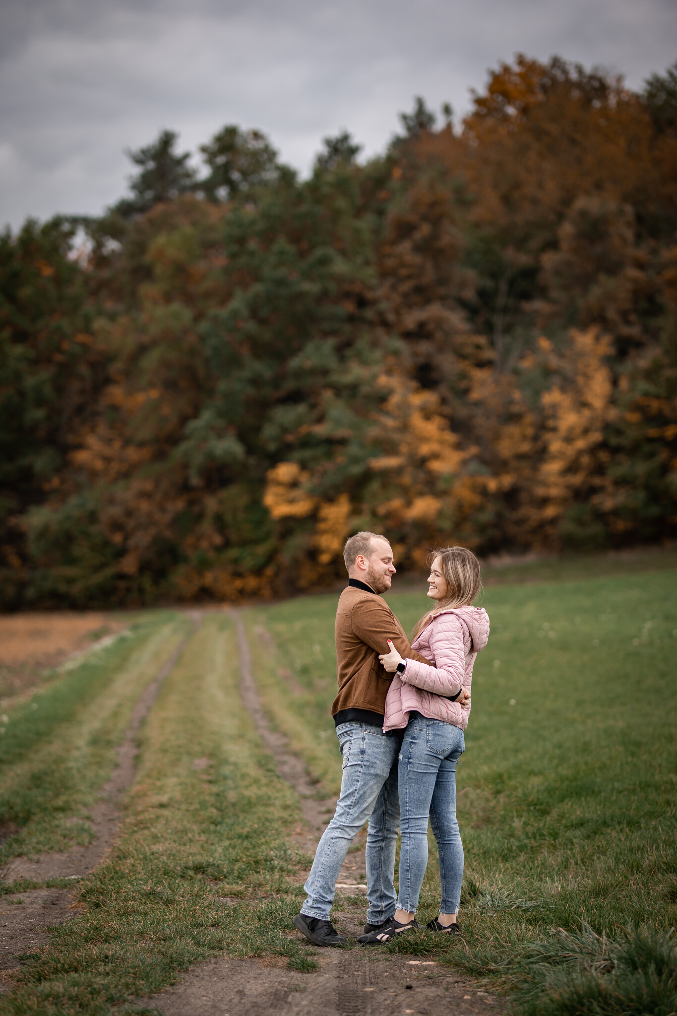 „Romantické partnerské focení při západu slunce“