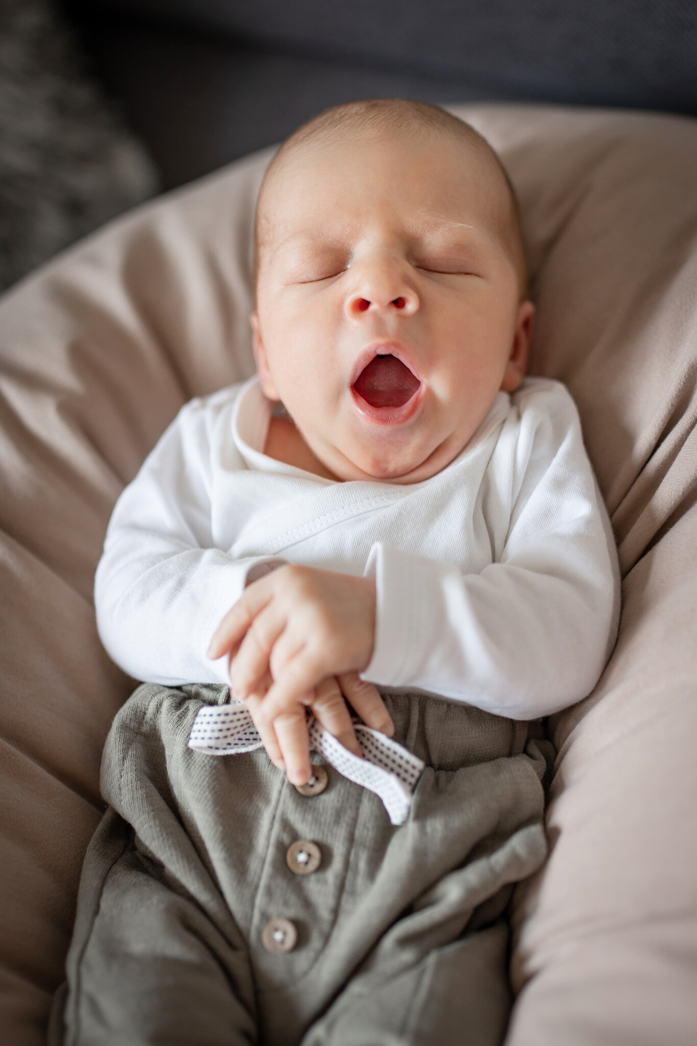 Jemné, přirozené novorozenecké focení miminek v klidné atmosféře 🤍