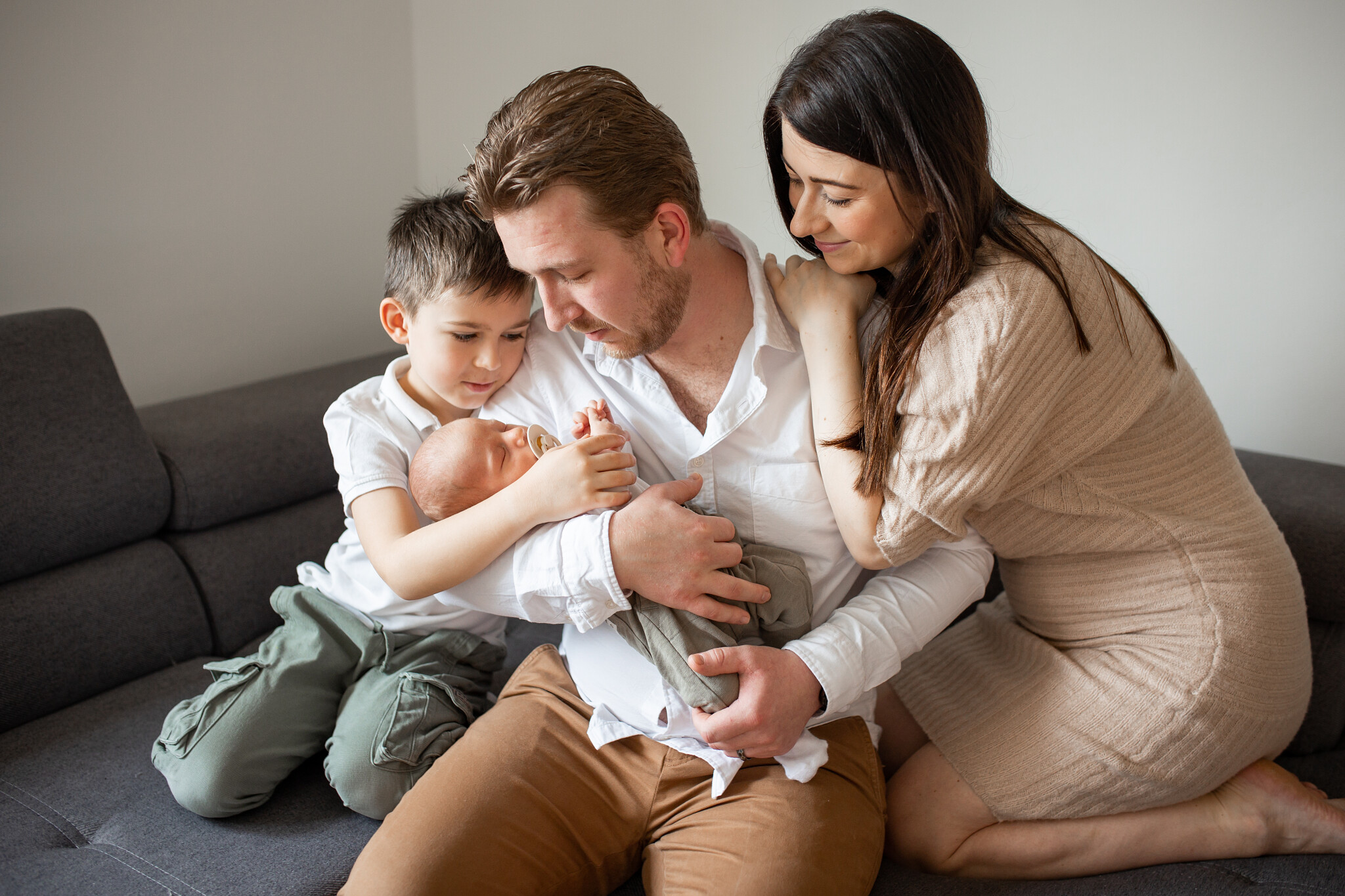 Jemné, přirozené novorozenecké focení miminek v klidné atmosféře 🤍