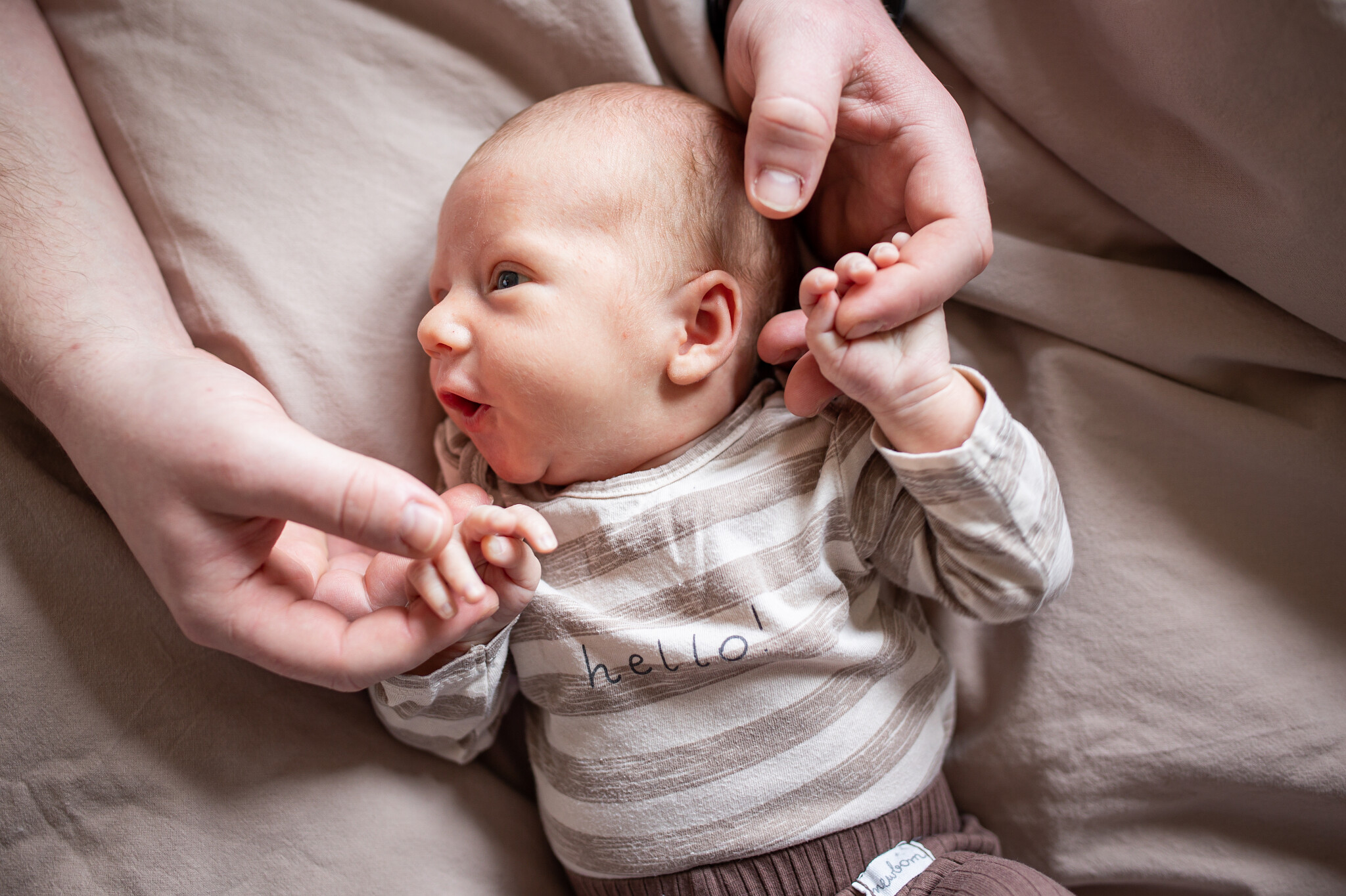 Jemné, přirozené novorozenecké focení miminek v klidné atmosféře 🤍