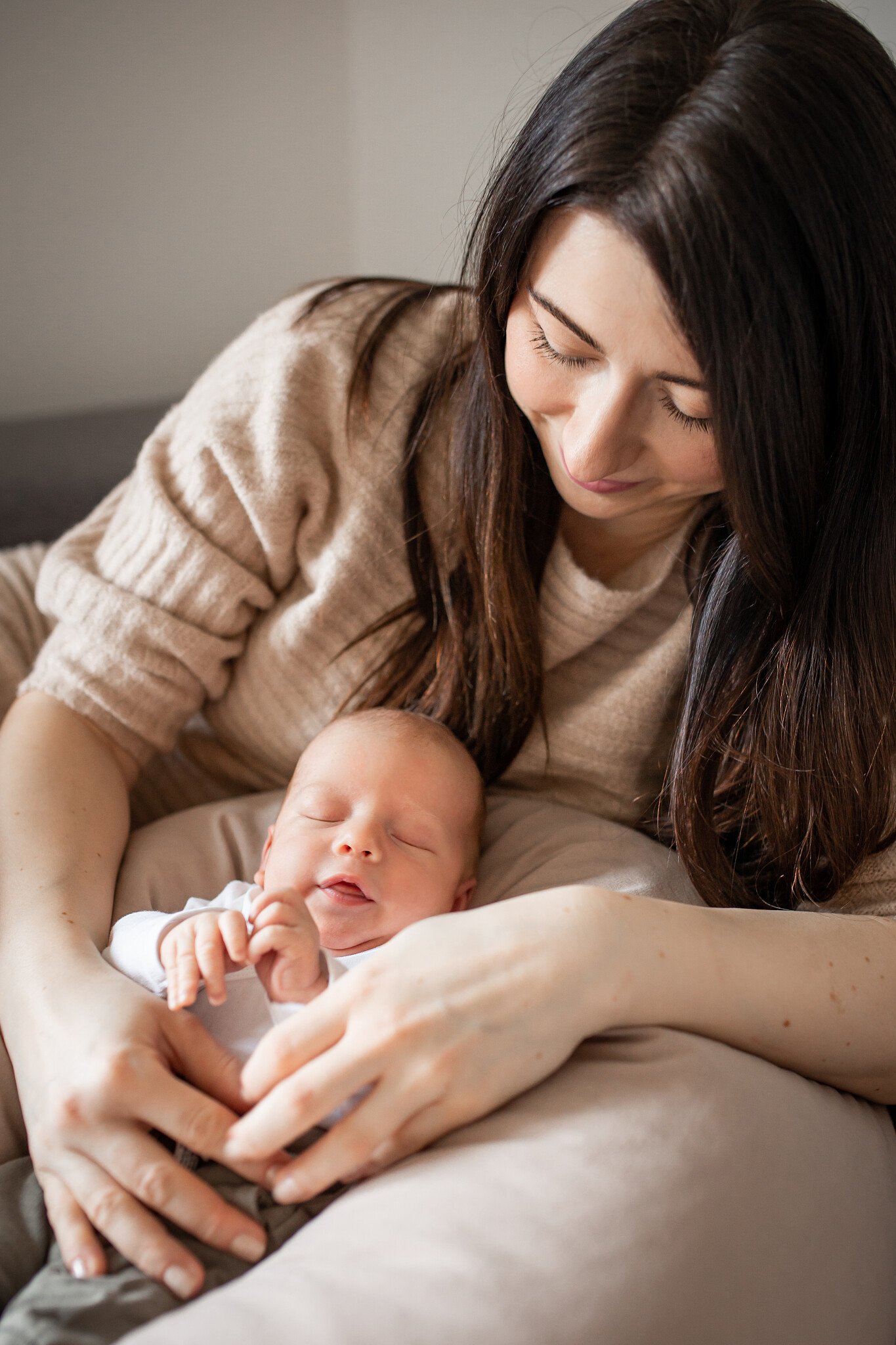 Jemné, přirozené novorozenecké focení miminek v klidné atmosféře 🤍