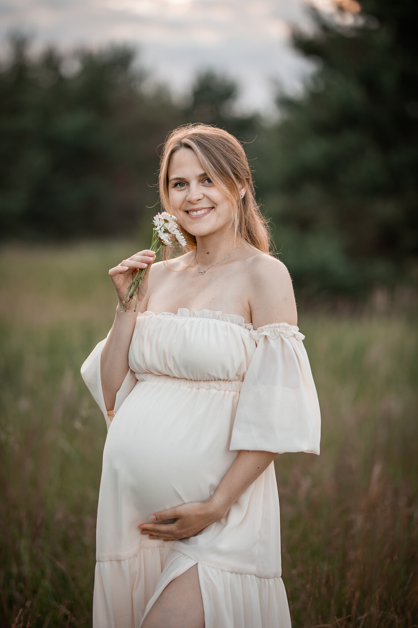 Romantické těhotenské fotografie pořízené při západu slunce. Fotografka Nikolka M Photo.