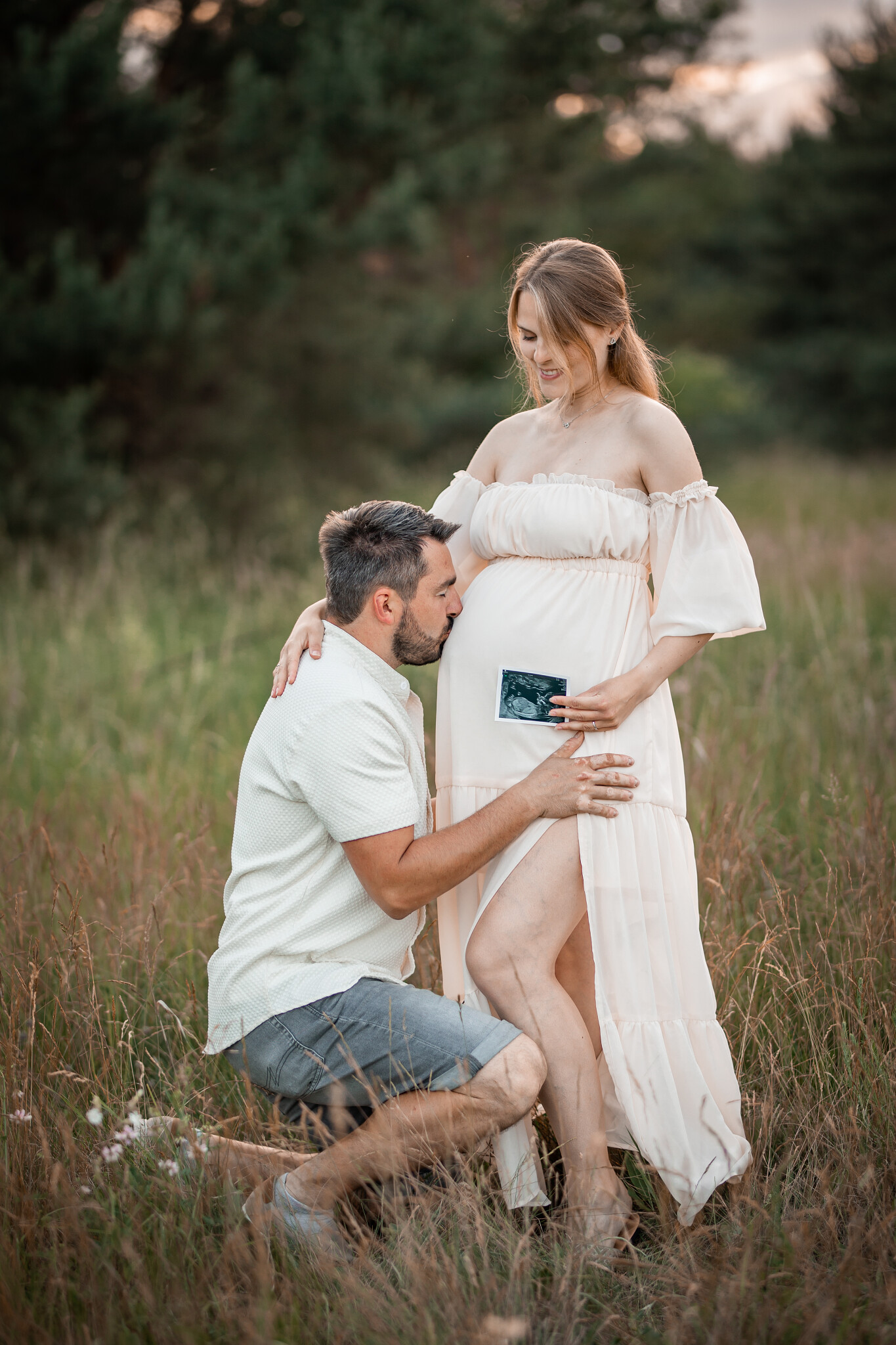 Přirozené těhotenské focení v okolí Nymburka. Jemné a nadčasové fotografie zachycující krásu očekávání miminka.