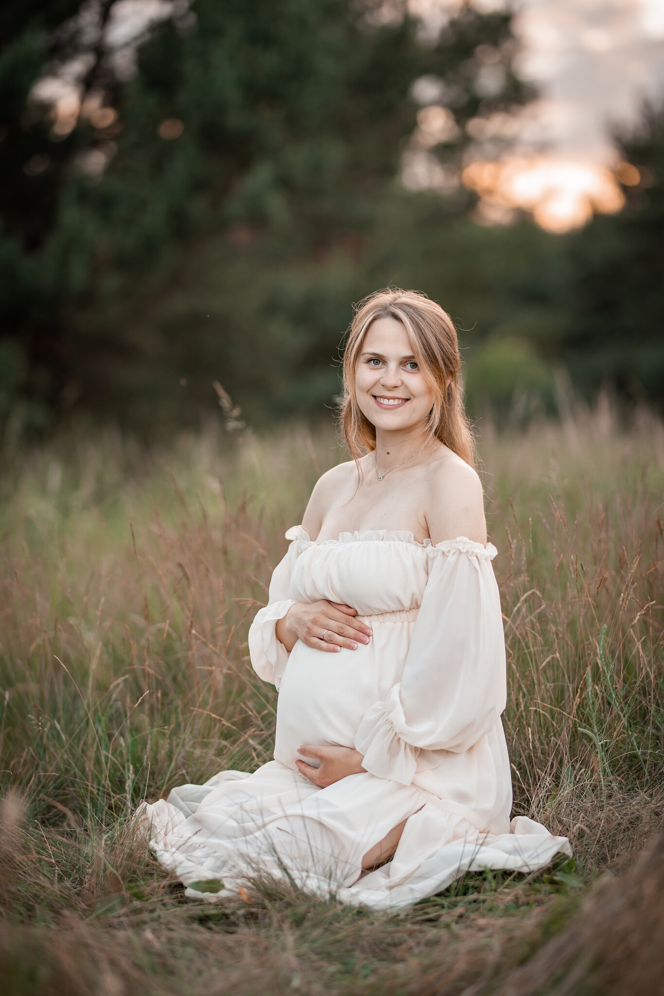 Romantické těhotenské fotografie pořízené při západu slunce. Fotografka Nikolka M Photo.