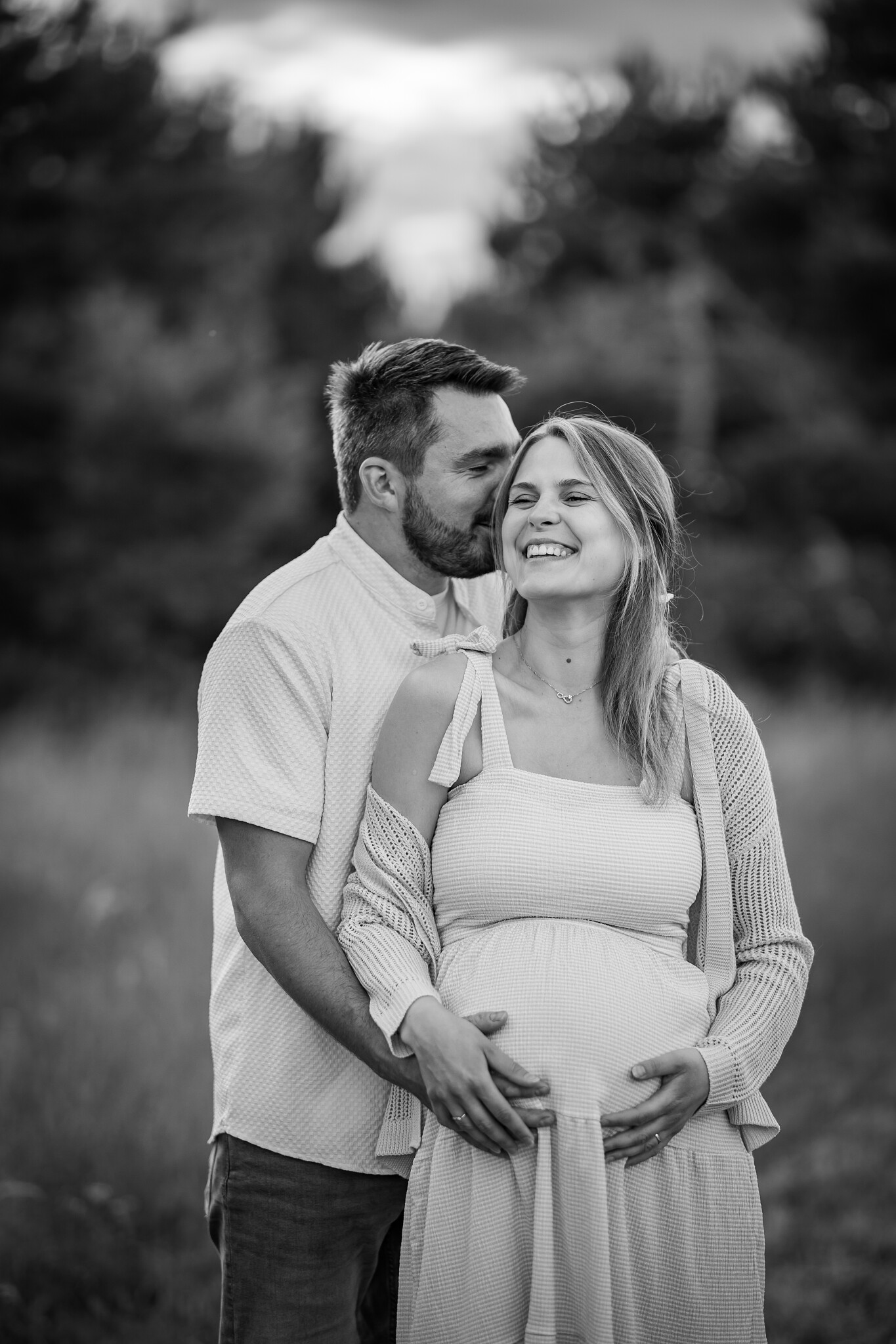 Romantické těhotenské fotografie pořízené při západu slunce. Fotografka Nikolka M Photo.