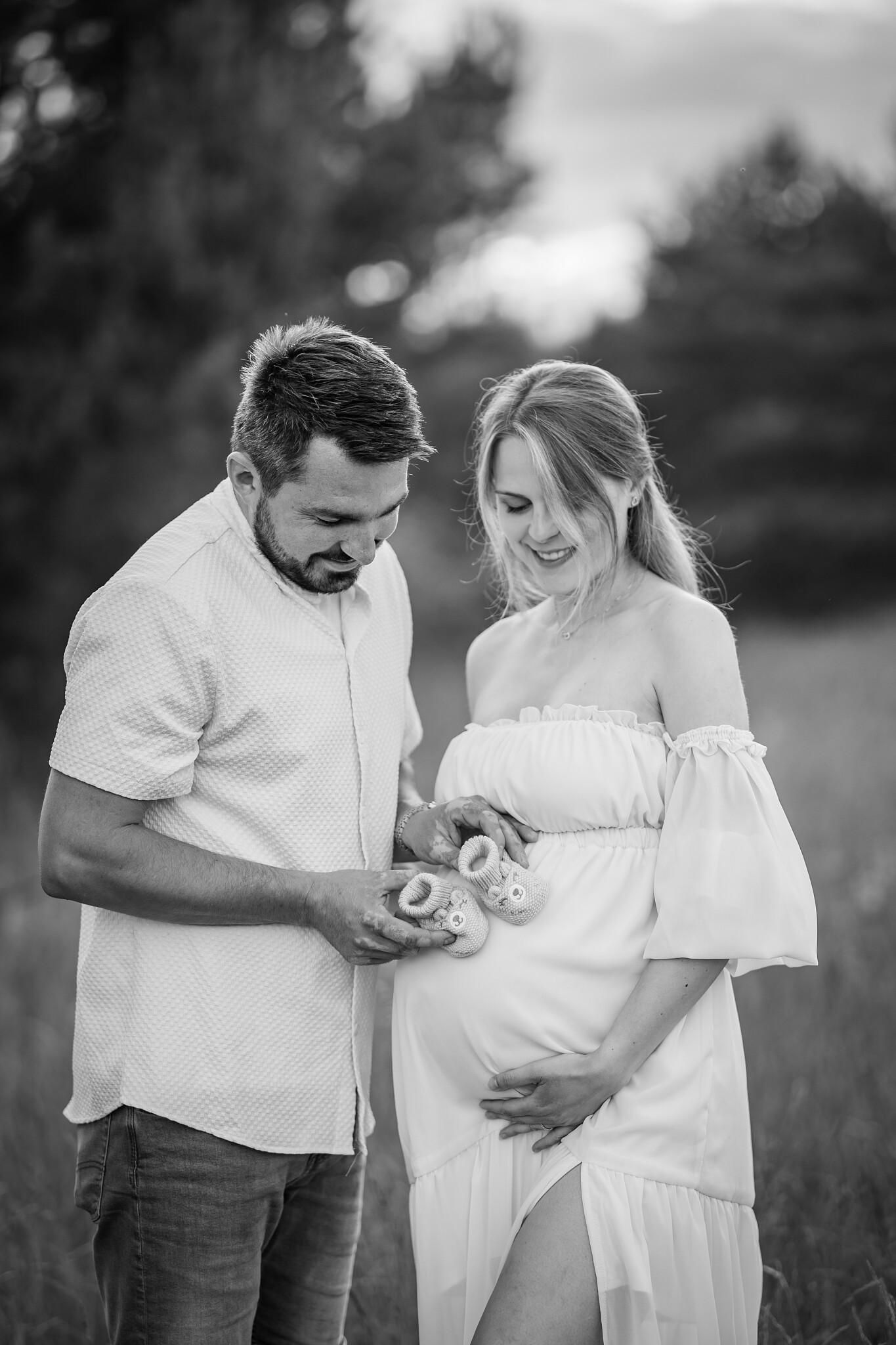 Romantické těhotenské fotografie pořízené při západu slunce. Fotografka Nikolka M Photo.