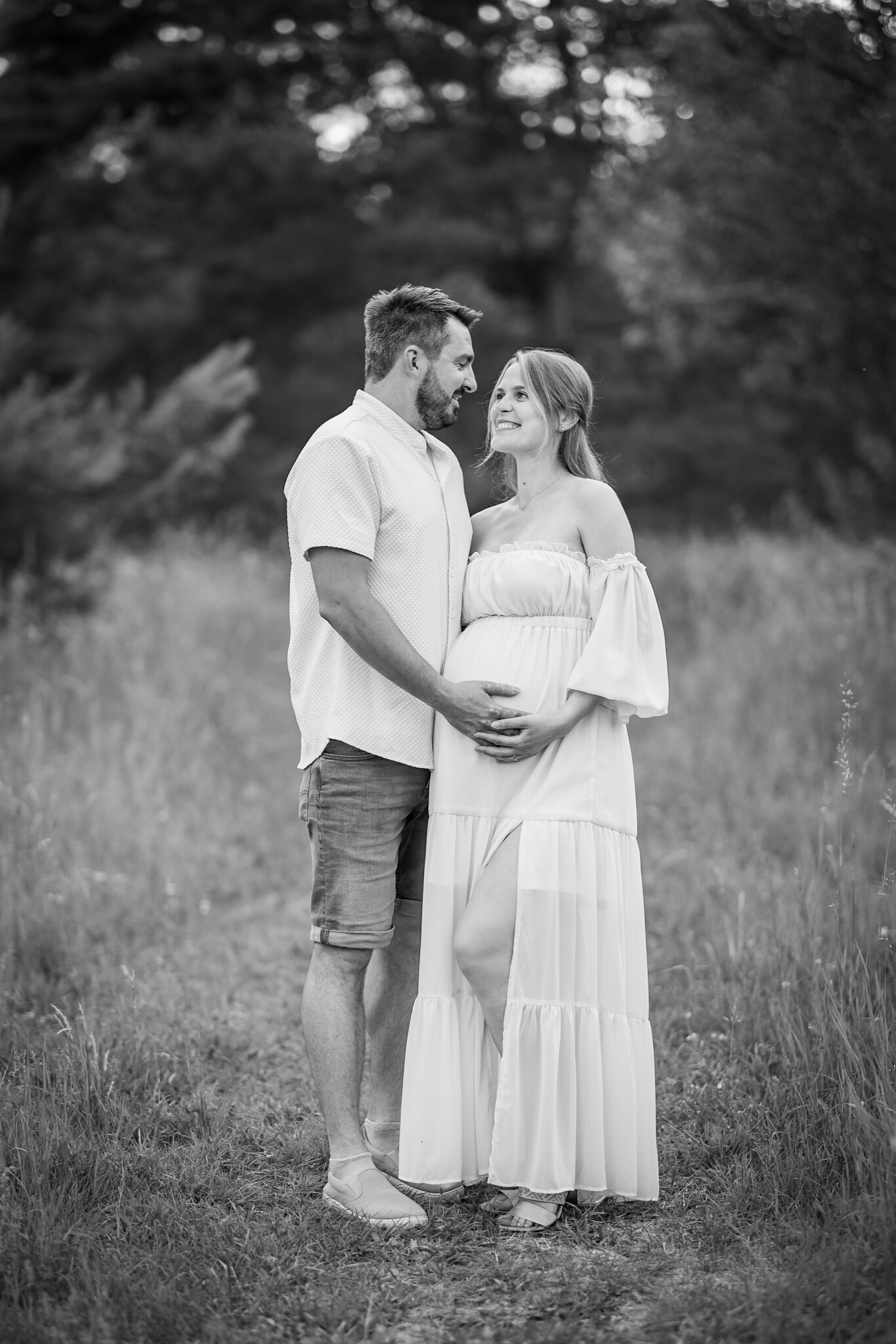Romantické těhotenské fotografie pořízené při západu slunce. Fotografka Nikolka M Photo.